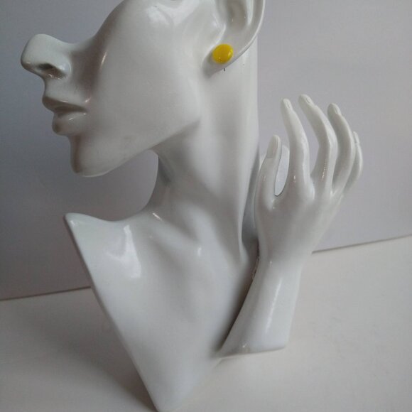 Handmade (small) yellow polymer clay earrings. Boucles d'oreilles fait à la main - Picture 3 of 4